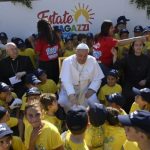 El papa Francisco visita a los niños del Centro de Verano del Vaticano