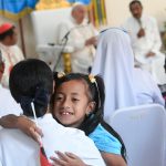 El Papa entre los niños discapacitados de Dili en Timor Oriental: «Son nuestros maestros, nos enseñan a cuidar»