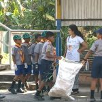 Scouts de Sri Lanka limpian las estaciones ferroviarias para recordar a su fundador